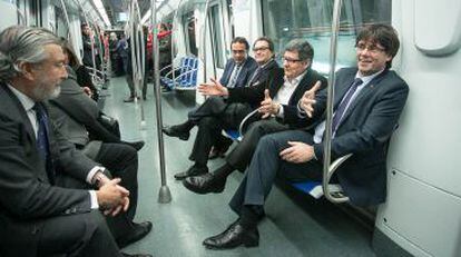 Puigdemont conversa amb Julio Gomez Pomar, al metro.