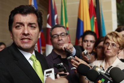 Luis Alfonso Hoyos, embajador de Colombia ante la OEA, comparece ante los medios el jueves en Washington.