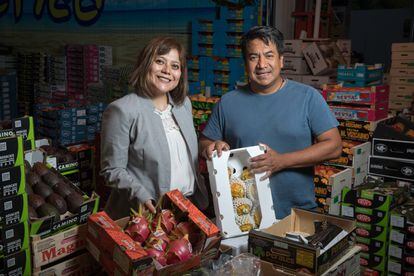 Los ecuatorianos Alexandra Pisuña y Jeff Endrara son dueños de un puesto de fruta en Mercamadrid. 