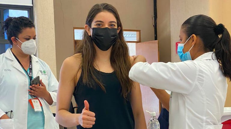 La clavadista mexicana Alejandra Orozco al momento de ser vacunada contra la covid-19.