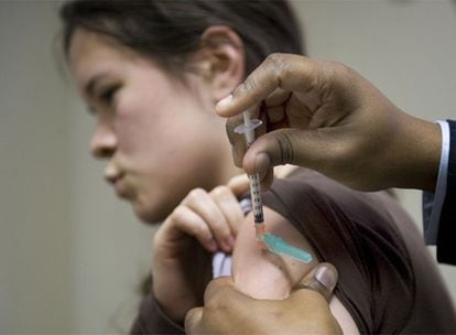 Una joven se vacuna de la gripe H1N1, en un hospital de Nueva York.
