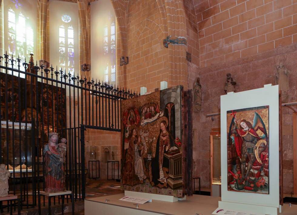 Capella del Corpus Christi de la catedral de Tarragona que va robar Erik el Belga el març del 1980. Al fons les finestres per on va entrar, la reixa que va haver de serrar i en primer pla la taula de Sant Miquel que es va endur i després es va recuperar.