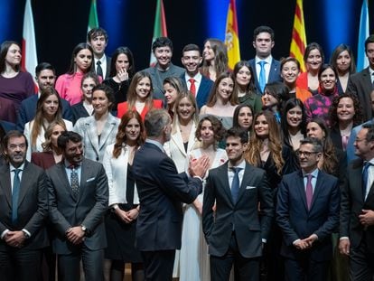 Felipe VI (de espaldas) preside el acto de entrega de los despachos a los nuevos jueces, en febrero pasado en Barcelona.