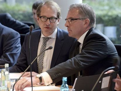 El ministro alemán de Transportes, Alexander Dobrindt, y el presidente de Lufthansa, Carsten Spohr, en su comparencia en la Comisión de Transportes del Parlamento alemán.