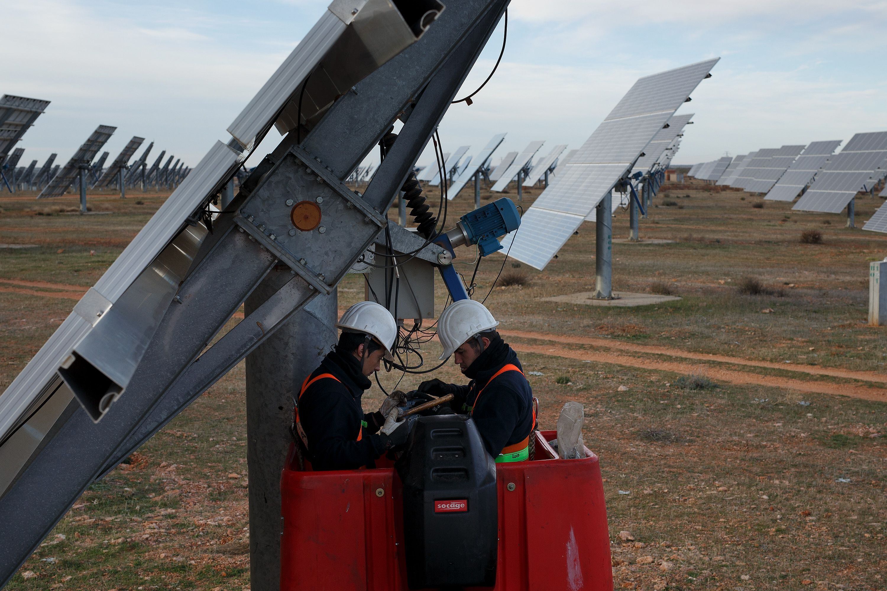 Dos operarios trabajan en una planta solar fotovoltaica, en El Bonillo (Albacete). 