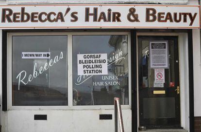 Una peluquería 'unisex' es usada como centro electroral en Ebbw Vale en Gales del Sur.