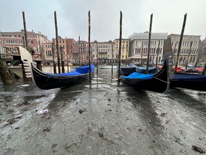 Góndolas en un canal sin agua, el pasado 18 de febrero.