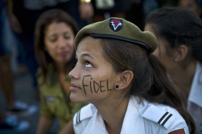 Una cadete del Ministerio de Interior con el nombre de Fidel pintado en la cara, atiende a la ceremonia celebrada en Plaza de la Revolución. 
