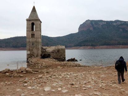 Estado del pantano de Sau, donde se aprecia el campanario por el bajo nivel del embalse.