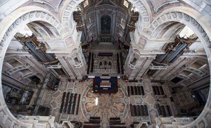 Vista cenital del interior de la basílica de Mafra y de cuatro de sus seis órganos.