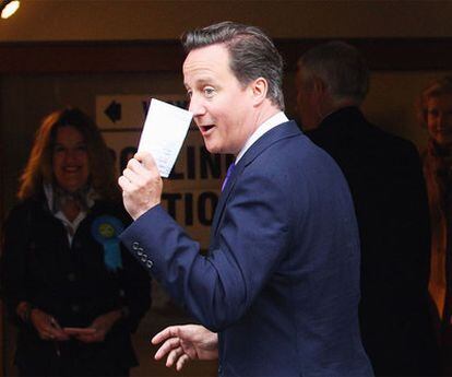 El primer ministro británico, David Cameron, acude a las urnas para votar ayer en Londres.