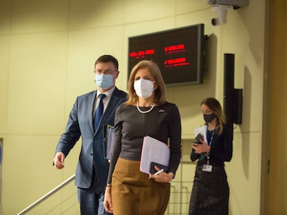 La comisaria europea de de Salud, Stella Kyriakides, seguida del vicepresidente ejecutivo de la Comisión Europea, Valdis Dombrovskis, durante la presentación del mecanismo de autorización de exportación de vacunas este viernes en Bruselas.