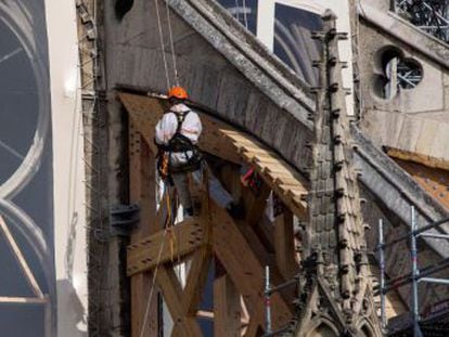 Phillippe Villeneuve, arquitecto jefe de los Monumentos Históricos, está al frente de las obras de estabilización y recuperación de la catedral incendiada hace tres meses