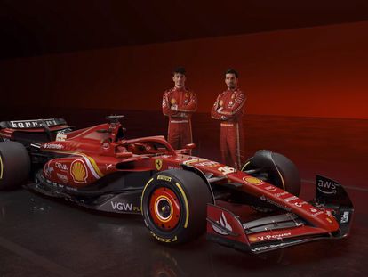 Carlos Sainz y Charles Leclerc posan durante la presentación del 'SF-24', el nuevo monoplaza de la escudería italiana Ferrari para este Mundial.