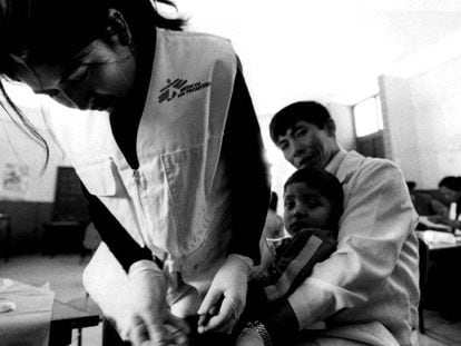  Una doctora de Médicos Sin Fronteras toma una muestra de sangre a un niño para diagnosticar la enfermedad de Chagas.