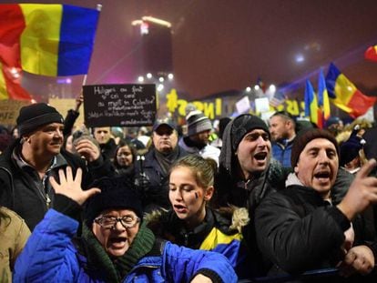 Manifestación contra el Gobierno, frente al Parlamento rumano, este domingo en Bucarest.