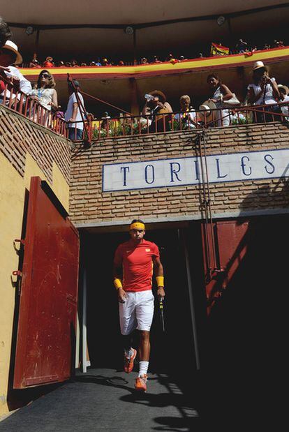 Nadal salta a la plaza de Los Califas, en Córdoba, por la puerta de toriles para medirse a Tsonga.