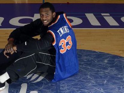 Ewing Jr. posa con la camiseta de su padre en el pabellón Pisuerga.