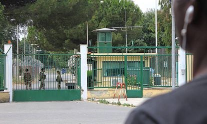 Un inmigrante, en la puerta del centro que estaba controlado por la mafia en Isola di Capo Rizzuto