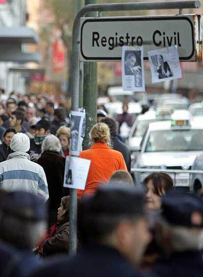 Colas ante el Registro Civil de la calle de Pradillo de Madrid.