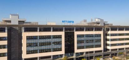 Logotipo de NTT DATA en la sede de la compañía.