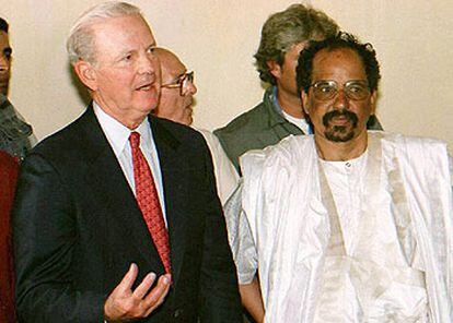 James Baker y Mohamed Abdelaziz, en una rueda de prensa en Tinduf (Argelia), en 1997.
