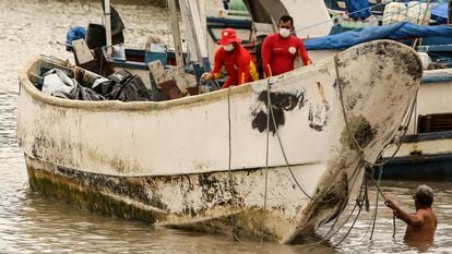 La patera encontrada en la costa de Brasil con nueve cadáveres que, según apunta la policía brasileña, eran de migrantes de Mauritania y Malí.