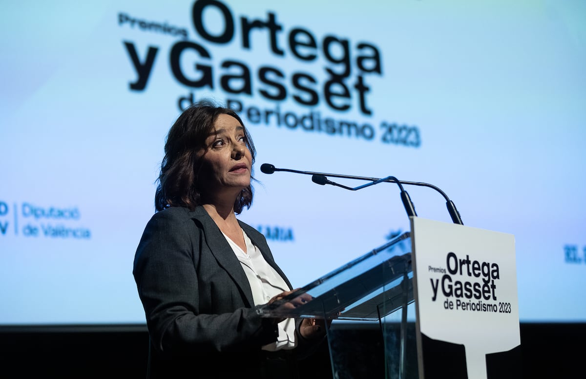Premios Ortega y Gasset: Pepa Bueno: «Los periodistas tenemos la obligación de ayudar a escuchar al mundo ante el uso perverso de las palabras» |  Compañía
