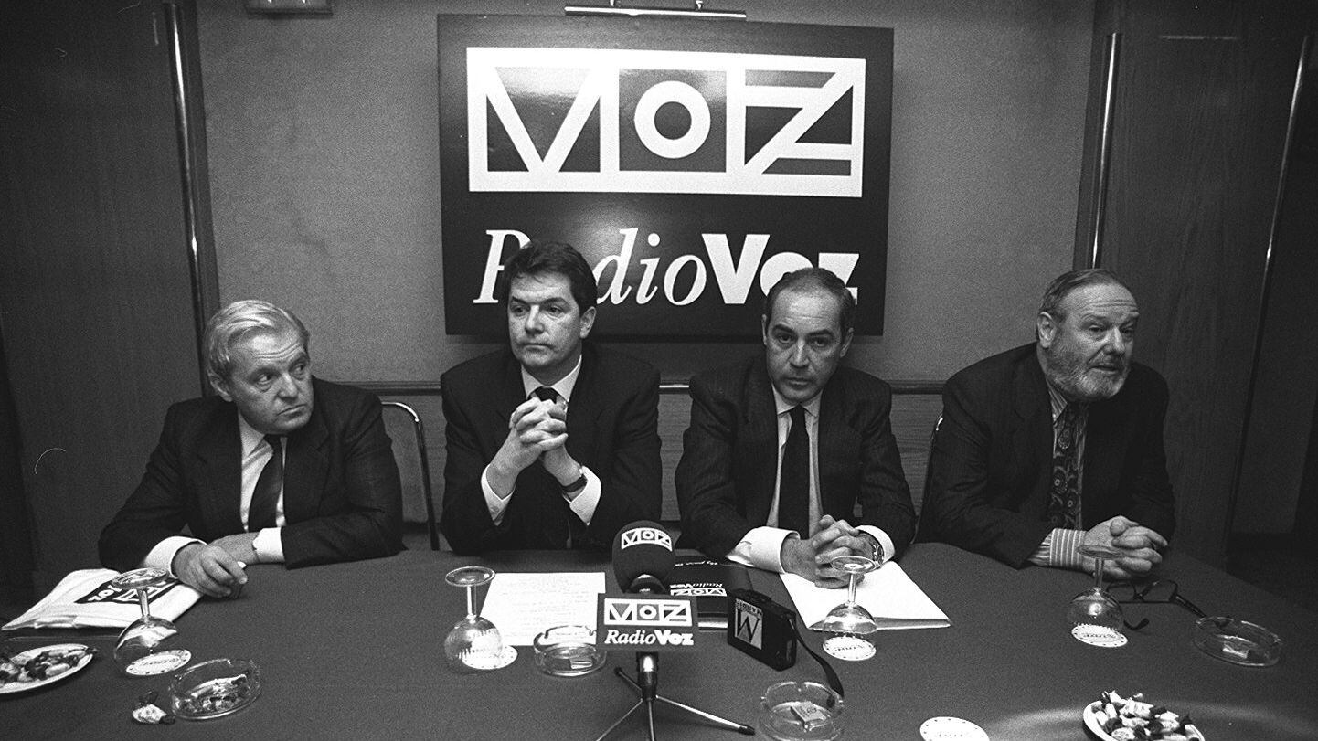 Presentación de Radio Voz, nueva cadena radiofónica nacional, en 1994. De izquierda a derecha, Carlos Pumares, Bieito Ramonde, Miguel Ángel García Juez y José Luis Balbín.