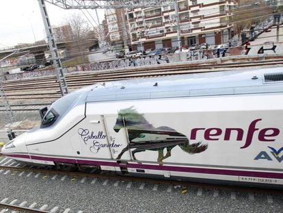  Un tren de alta velocidad en Valencia.