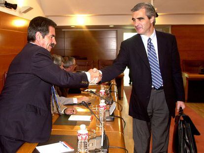 José Joaquín Martínez Sieso, a la derecha, saluda al líder del PRC, Miguel Ángel Revilla. La foto es de diciembre de 2019.