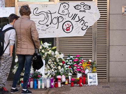 Mensajes y velas debajo del edificio desde donde saltaron las víctimas de Sallent.