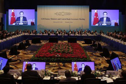 Los asistentes a la cumbre de ministros de Finanzas y gobernadores de bancos centrales de los países del G-20 en Shanghái escuchan un mensaje del primer ministro chino, Li Keqiang.