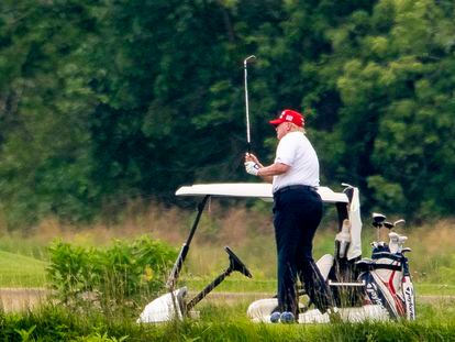 El presidente de EE UU, Donald Trump, que ha anunciado este viernes haber contraído la covid-19, en un campo de golf en Sterling, Virginia, el 27 de junio de 2020.
