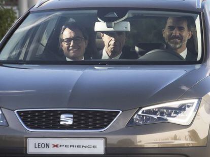 El Rey al volante de un Seat con el president, Artur Mas, en una visita a Catalu&ntilde;a en diciembre pasado. 