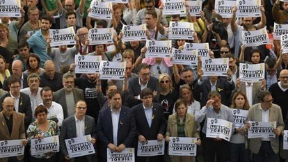 Artur Mas (tercero por la derecha) con varios políticos pidiendo la libertad de 'los Jordis' en octubre de 2017.
