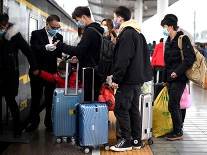Viajeros en la estación de tren de Macheng, en Hubei, este viernes.