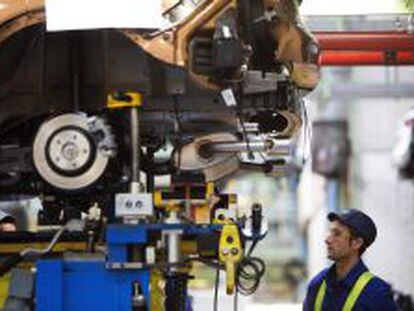 Un trabajador en la cadena de montaje de la factor&iacute;a de Ford. 