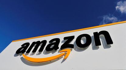 Logotipo de Amazon en un centro logístico en Boves (Francia).
