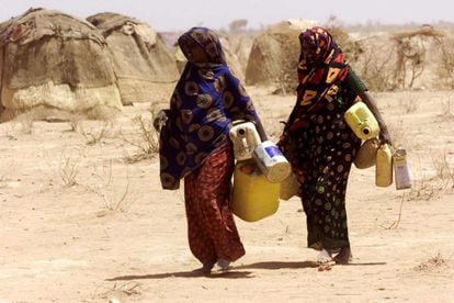 Abril de 2000. Dos mujeres se dirigen a buscar agua a un surtido en Danan.