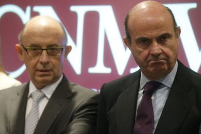 El Ministro de Hacienda, Cristobal Montoro, y el de Econom&iacute;a, Luis de Guindos.