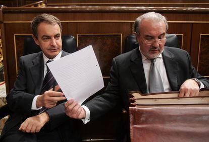 José Luis Rodríguez Zapatero recibe una ponencia de Pedro Solbes en el pleno del debate presupuestario en el Congreso de los Diputados de 2007.