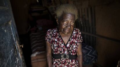 Julia Bertila Pérez, de 83 años, posa para una foto dentro de su casa en el barrio Nueva Esperanza de Lima, Perú. Las cuarentenas y los cierres destinados a frenar la propagación del nuevo coronavirus han dejado a millones de personas pobres sin forma de alimentar a sus familias.
