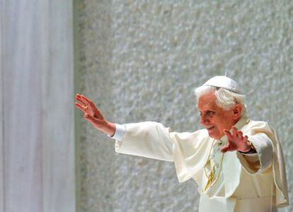 El papa Benedicto XVI bendice a los fieles que asistieron a la última audiencia pública de los miércoles.