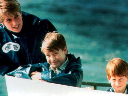 Diana de Gales con sus dos hijos, Guillermo y, a la derecha, Enrique de Inglaterra.