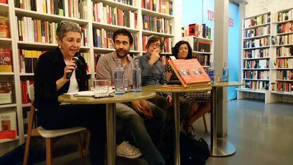 De izquierda a derecha, Tereixa Constenla, Antonio Jiménez Barca, Pablo Ordaz y Almudena Grandes en la librería Tipos infames en Madrid.