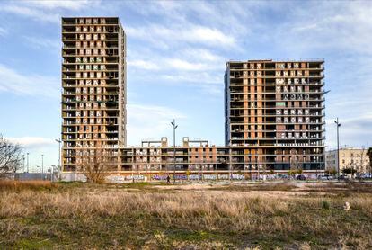 El bloque de viviendas públicas, icono de Sociópolis, cuyas obras se reactivarán este año, según la Generalitat.