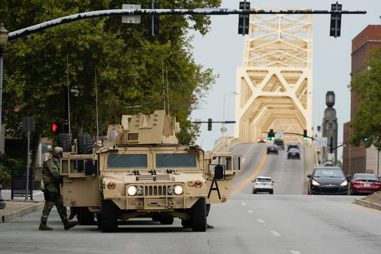 La ciudad de Louisville con vehículos militares preparada para una noche de violencia.
