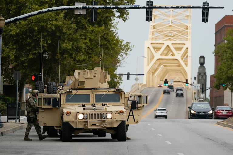 La ciudad de Louisville con vehículos militares preparada para una noche de violencia.