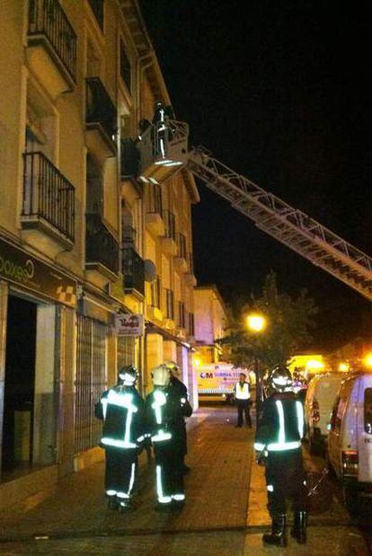 Los Bomberos actuando durante el incendio en un bloque de pisos de Aranjuez la pasada noche.